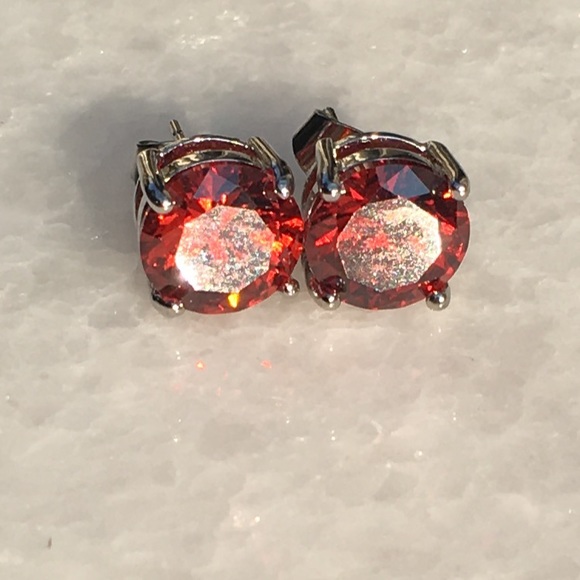 Ruby Earring - Picture 5 of 6